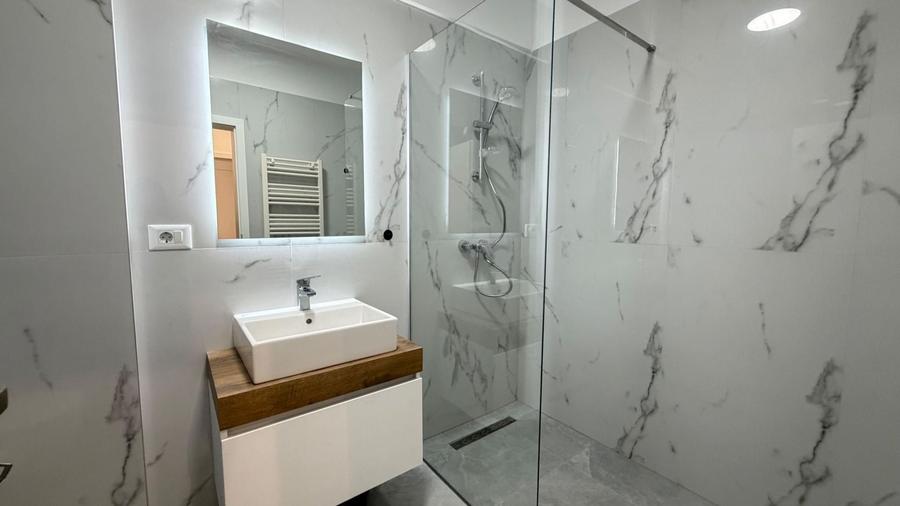 Apartament cu 2 camere decomandat, mobilat în Tractorul