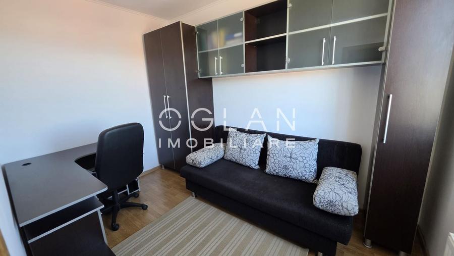 Apartament cu 3 camere semidecomandat, mobilat în Central
