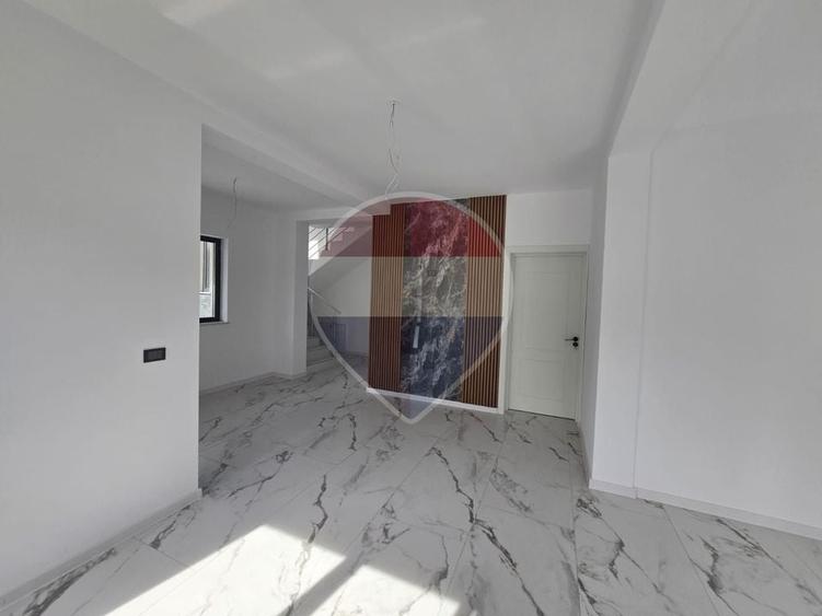 Casă individuală cu 4 camere cu Teren 350 Mp în Sud-Est