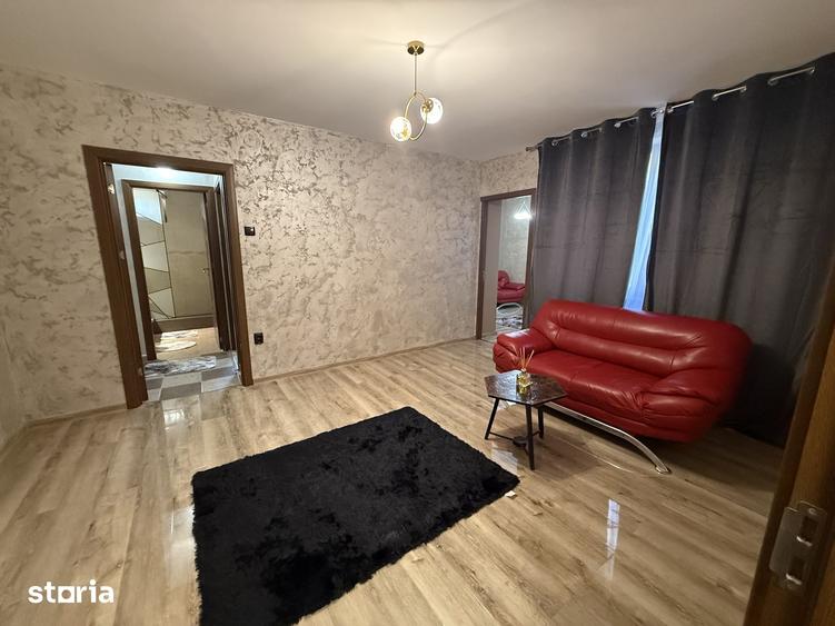Apartament cu 3 camere semidecomandat în Calea București