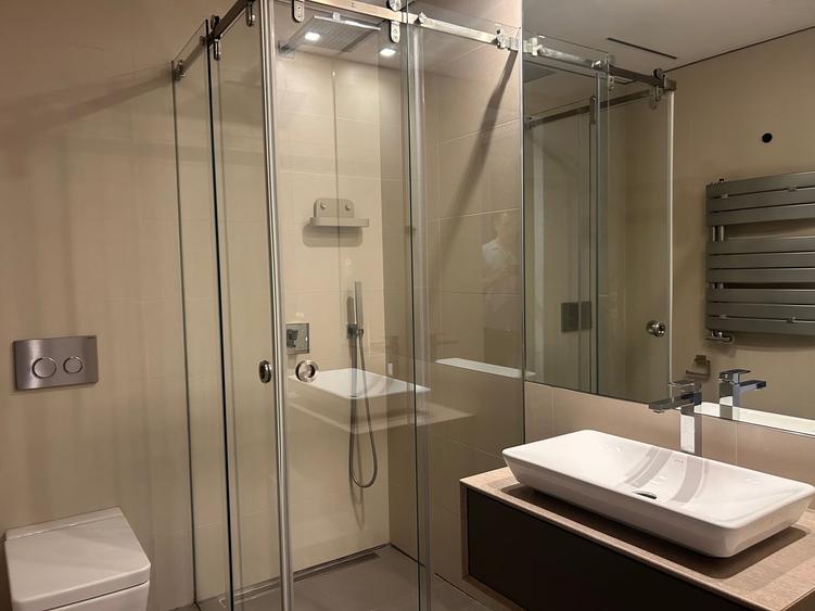 Apartament cu 5 camere decomandat în Primăverii
