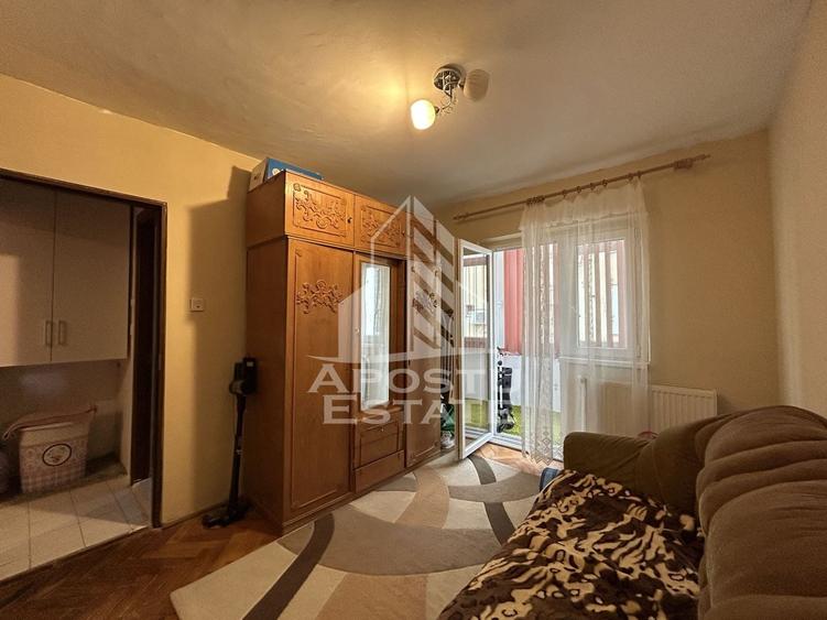 Apartament cu 3 camere semidecomandat, mobilat în Girocului
