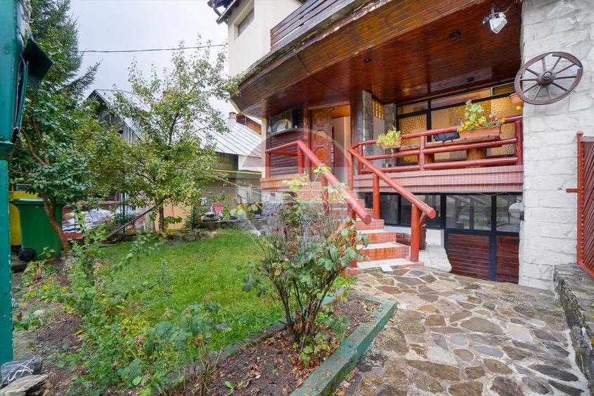 Casă individuală cu 10 camere cu Piscina în Satu Nou