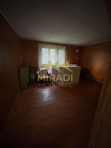 Casă individuală cu 7 camere cu Canalizare în Central
