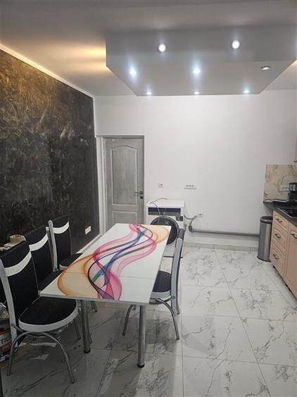 Casă individuală cu 5 camere cu Teren 400 Mp în Central