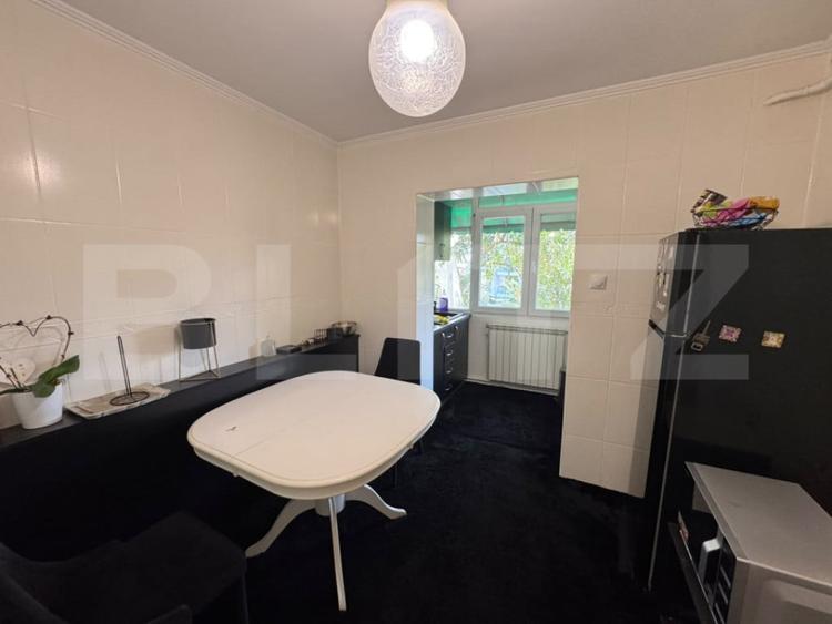 Apartament cu 4 camere decomandat în Sărari