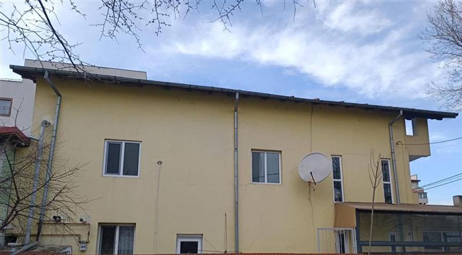 Casă individuală cu 8 camere cu Canalizare în Chitila