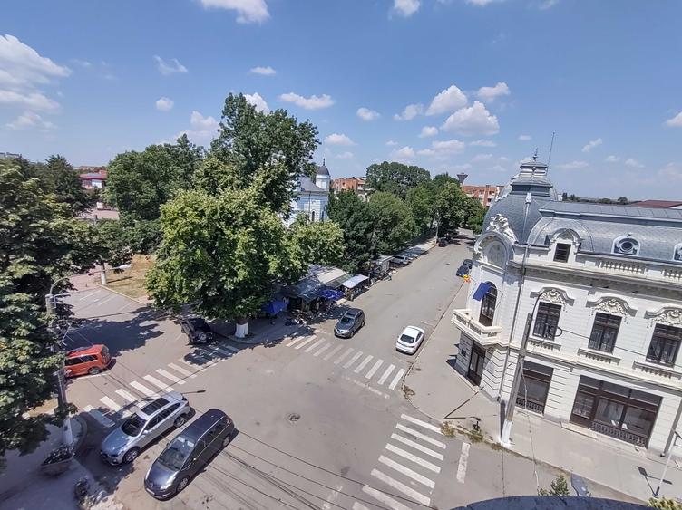 Apartament cu 3 camere decomandat în Ultracentral
