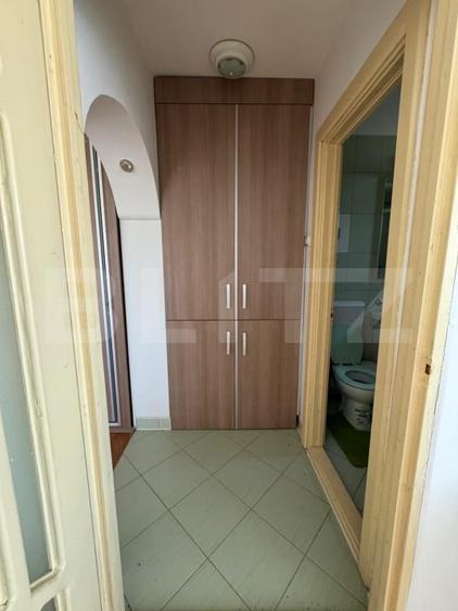 Apartament cu 3 camere semidecomandat, mobilat în Moreni
