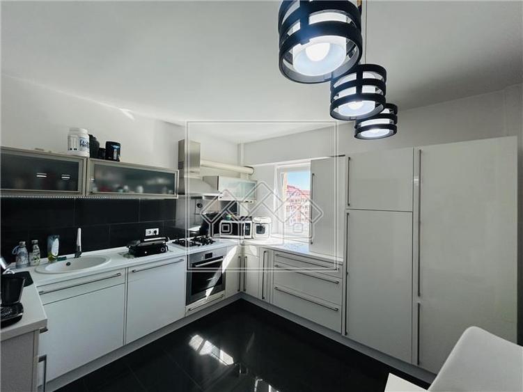 Apartament cu 3 camere semidecomandat în Turnișor