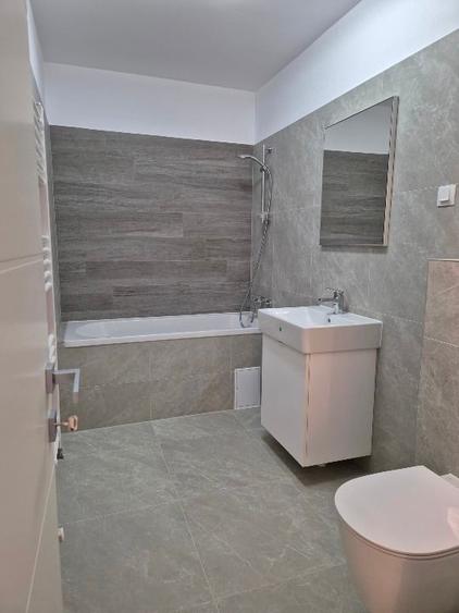 Apartament cu 2 camere decomandat în Tractorul