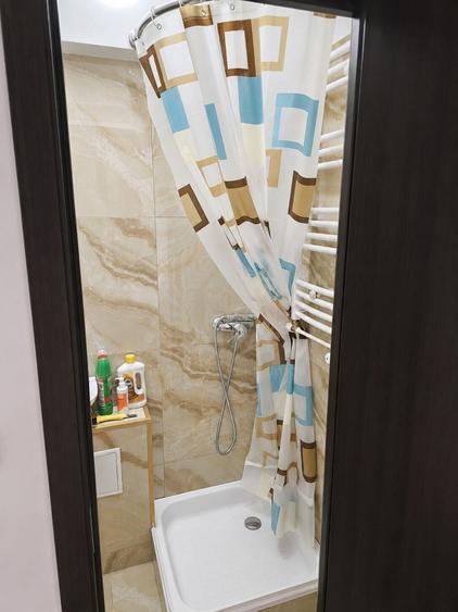 Apartament cu 3 camere semidecomandat, mobilat în Central