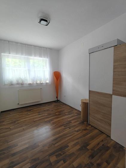 Apartament cu 3 camere semidecomandat, mobilat în Florești