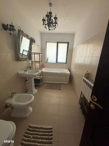 Casă cu 4 camere în Central