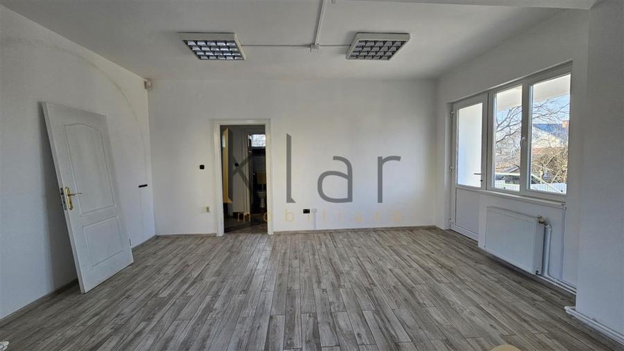Casă individuală cu 10 camere cu Canalizare în Zorilor