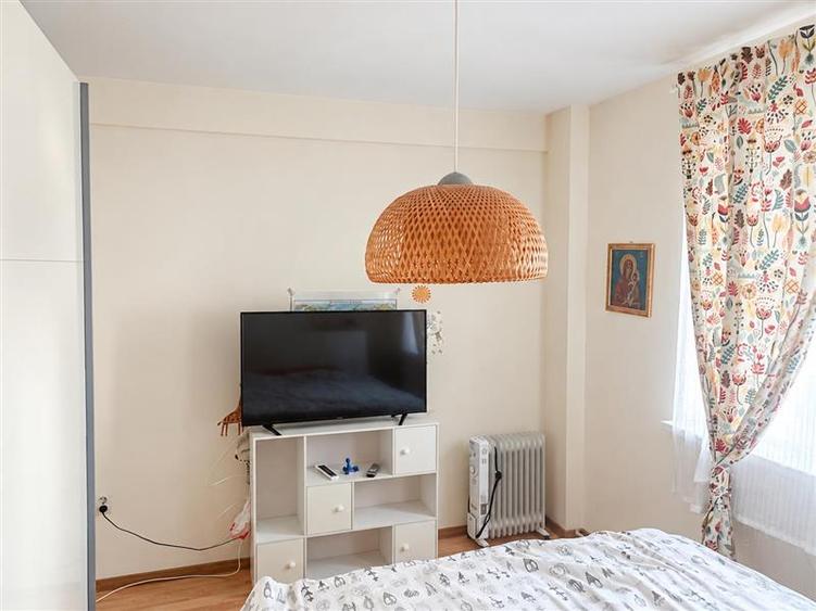 Apartament cu 3 camere semidecomandat, mobilat în Central