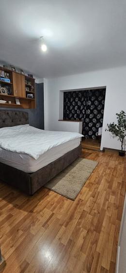 Apartament cu 4 camere decomandat, mobilat în Cornitoiu