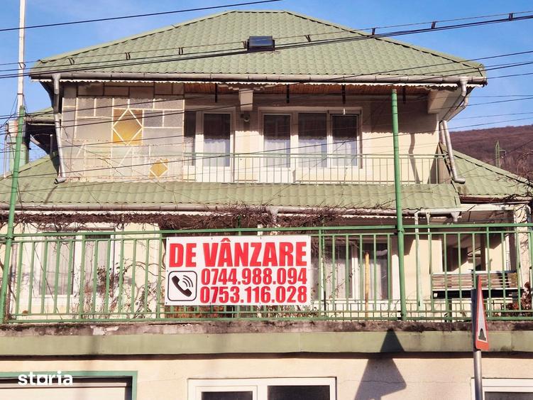 Casă cu 5 camere cu Teren 3581 Mp în Central
