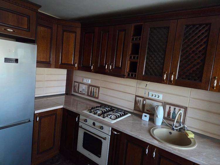 Apartament cu 3 camere decomandat, mobilat în Nicolina