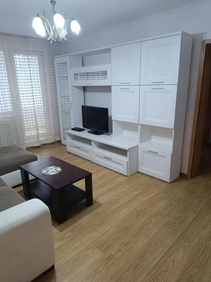 Apartament cu 3 camere semidecomandat în Decebal
