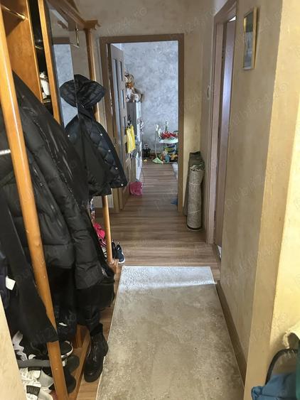 Apartament cu 4 camere decomandat în Craiovița Nouă