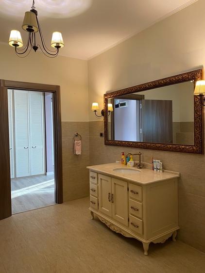 Apartament cu 3 camere decomandat, mobilat în Delfinariu