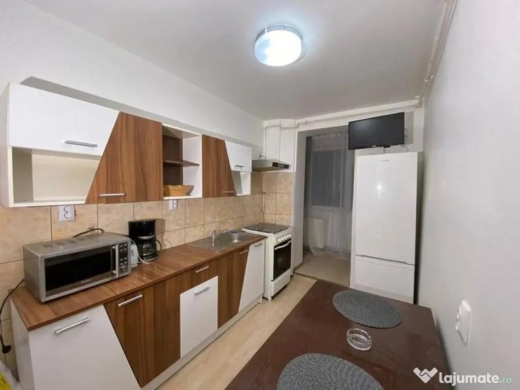 Apartament cu 2 camere decomandat în Apărătorii Patriei
