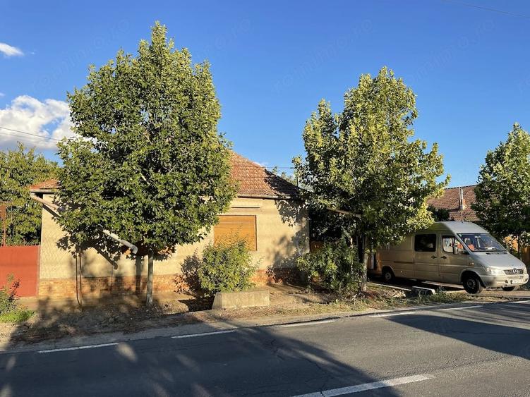 Casă cu 4 camere cu Teren 2500 Mp în Central