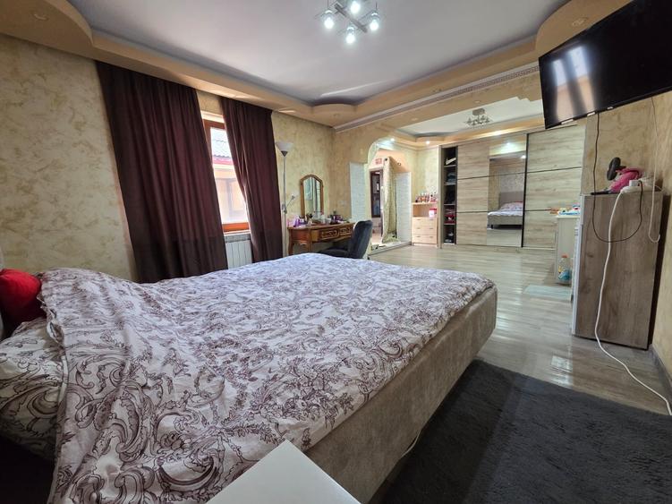 Casă cu 5 camere cu Teren 287 Mp în Piața Nouă
