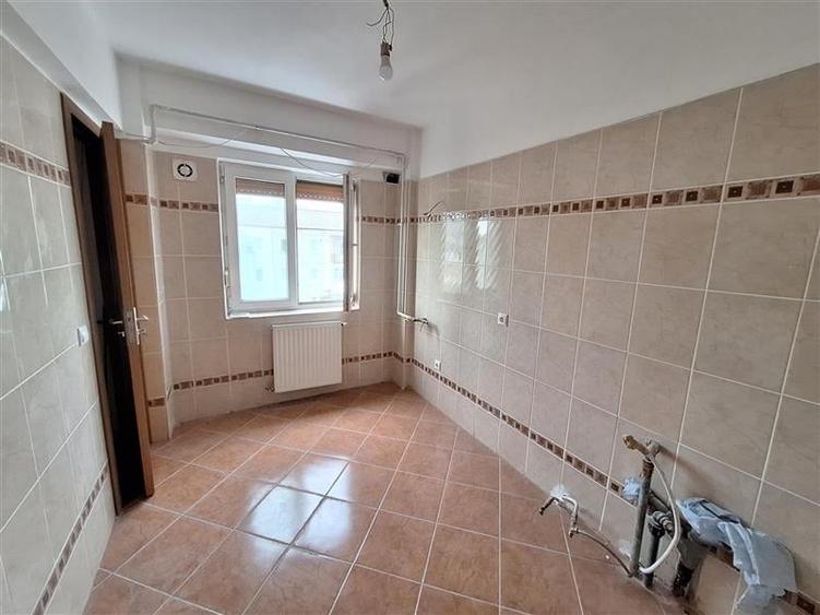 Apartament cu 4 camere decomandat în Milcov