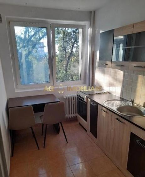 Apartament cu 2 camere semidecomandat, mobilat în Giurgiului