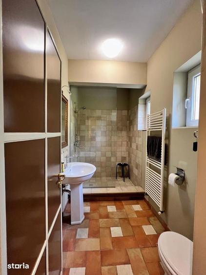 Casă cu 8 camere cu Teren 1000 Mp în Central
