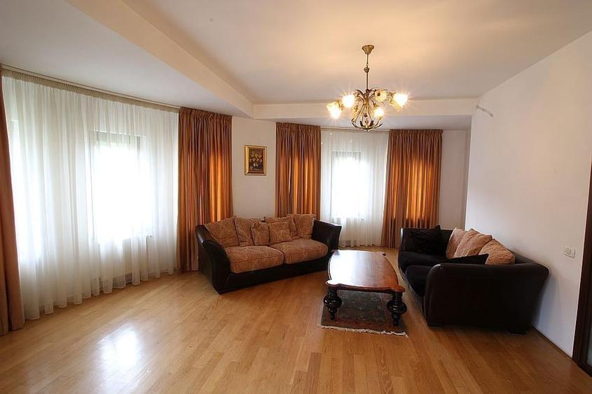 Casă individuală cu 6 camere cu Garaj în Băneasa