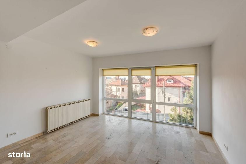 Apartament cu 3 camere în Drumul Sării