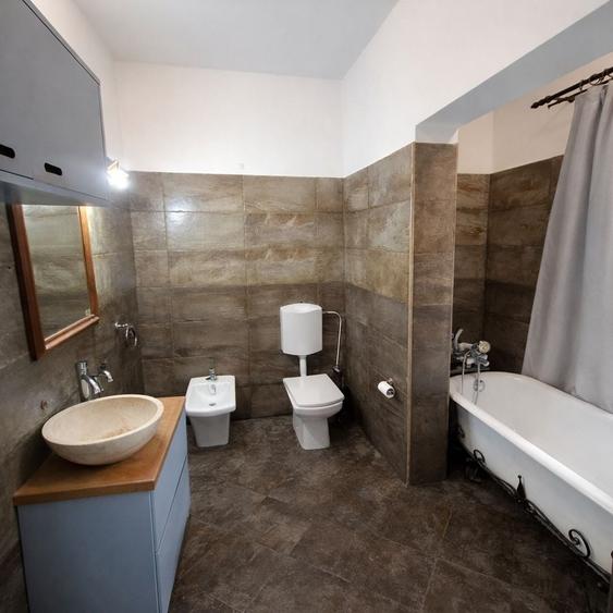 Casă cu 6 camere cu Canalizare în Ultracentral