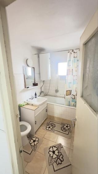 Apartament cu 4 camere decomandat în Petros