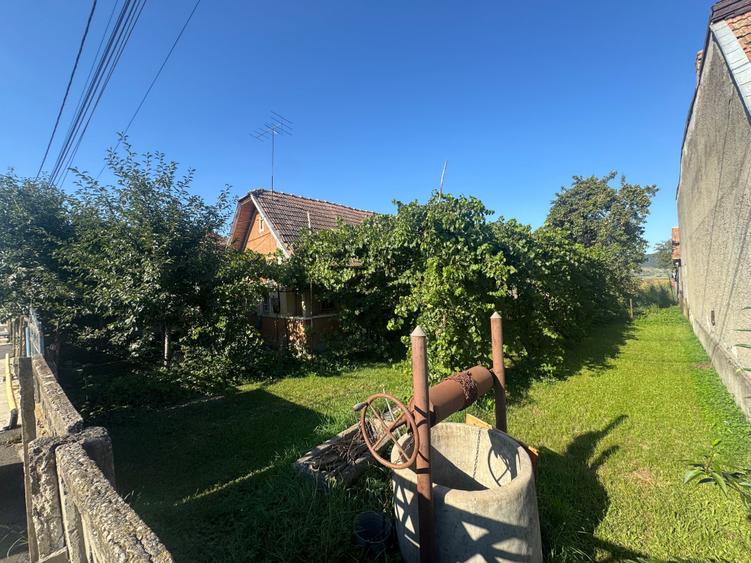 Casă cu 2 camere cu Teren 2100 Mp în Luna