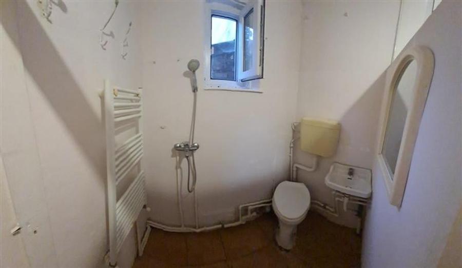 Casă individuală cu 1 camere cu Canalizare în Romană