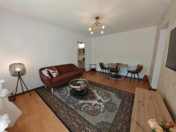 Apartament cu 3 camere semidecomandat, mobilat în Astra