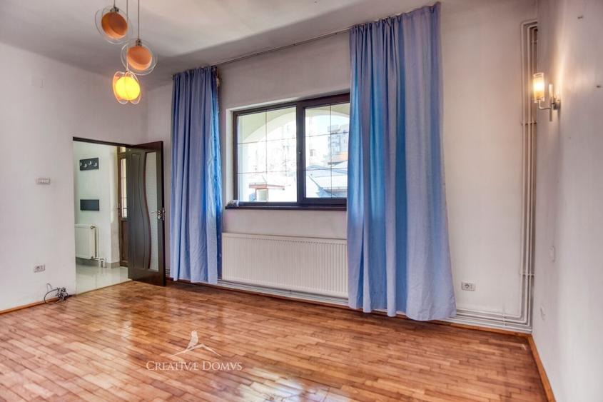 Apartament cu 3 camere semidecomandat în Sebastian