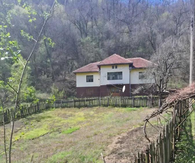 Casă cu 4 camere în Central