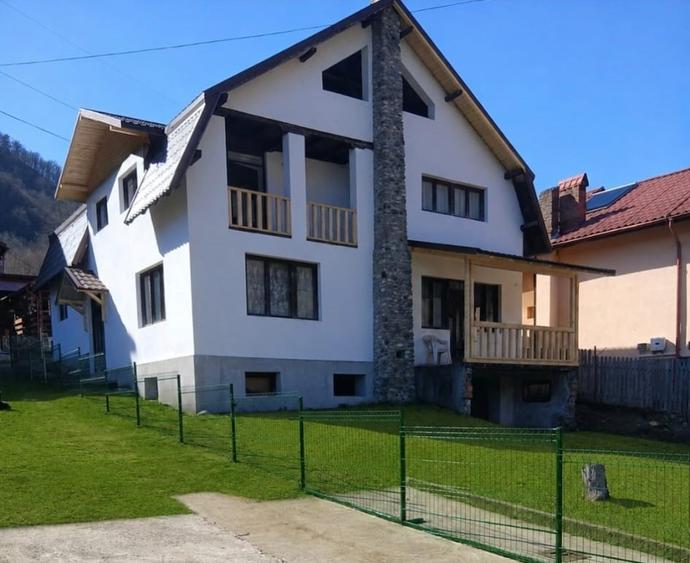 Casă cu 5 camere cu Garaj în Săliștea