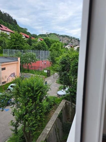 Apartament cu 3 camere decomandat, mobilat în Răcădău
