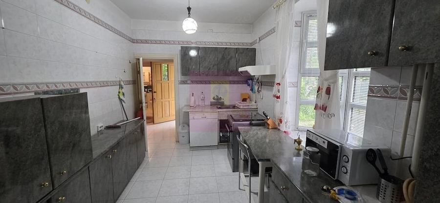 Casă cu 6 camere cu Teren 5116 Mp în Cornu