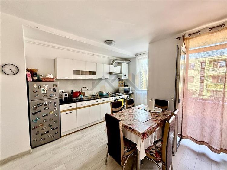 Apartament cu 3 camere semidecomandat, mobilat în Dumbrăvița