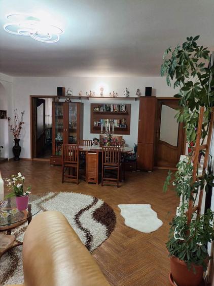 Casă individuală cu 5 camere cu Teren 260 Mp în Central