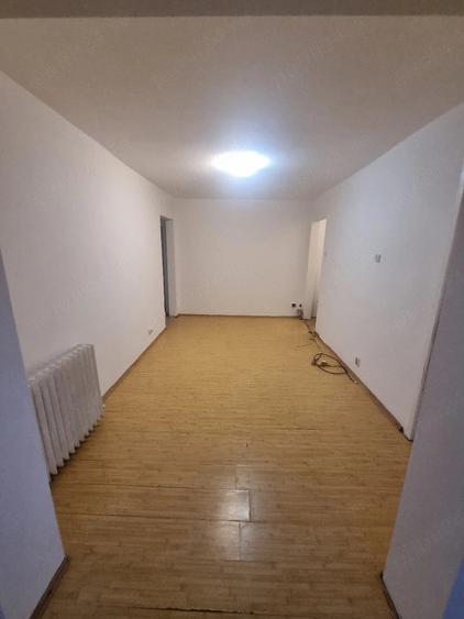 Apartament cu 3 camere semidecomandat în Șagului