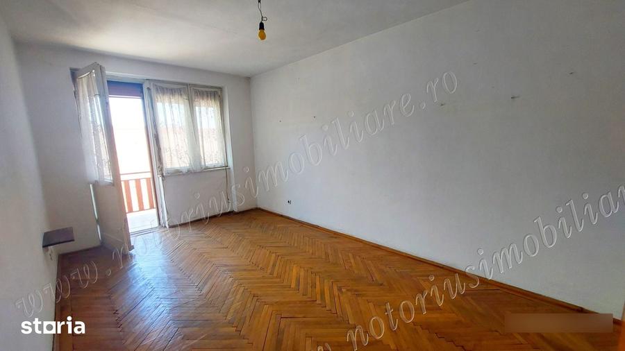 Apartament cu 3 camere semidecomandat în Est