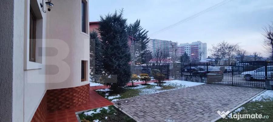 Casă cu 7 camere cu Teren 1178 Mp în Central