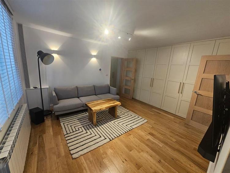 Apartament cu 2 camere semidecomandat, mobilat în Central